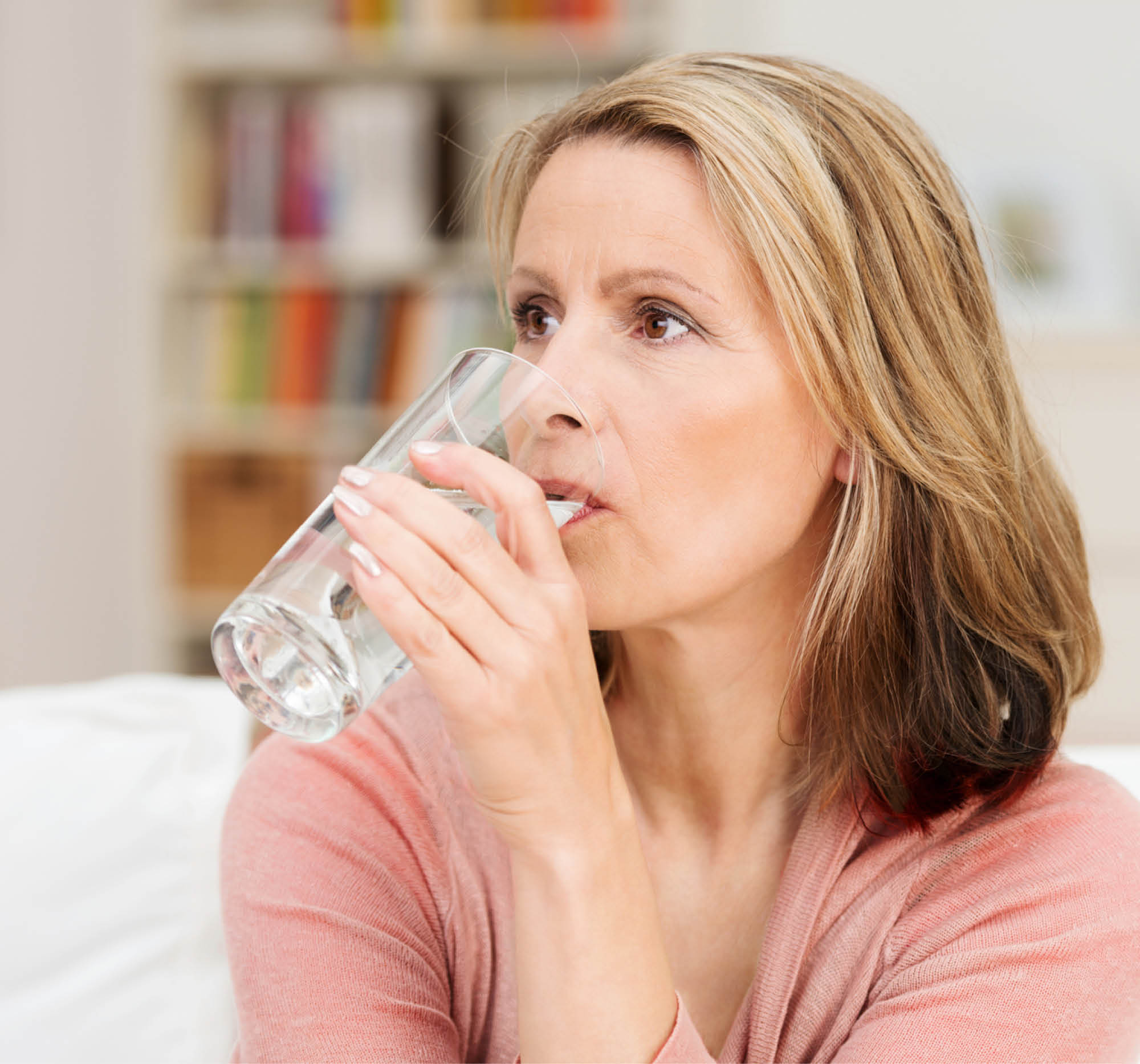 Fischer in gelber Schutzkleidung sortiert Krabben auf einem Schiff bei rauer See